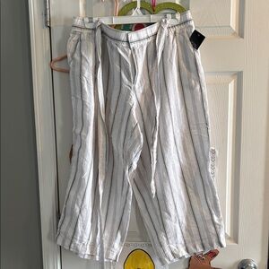 Liz Claiborne Gray and White Crop Pants